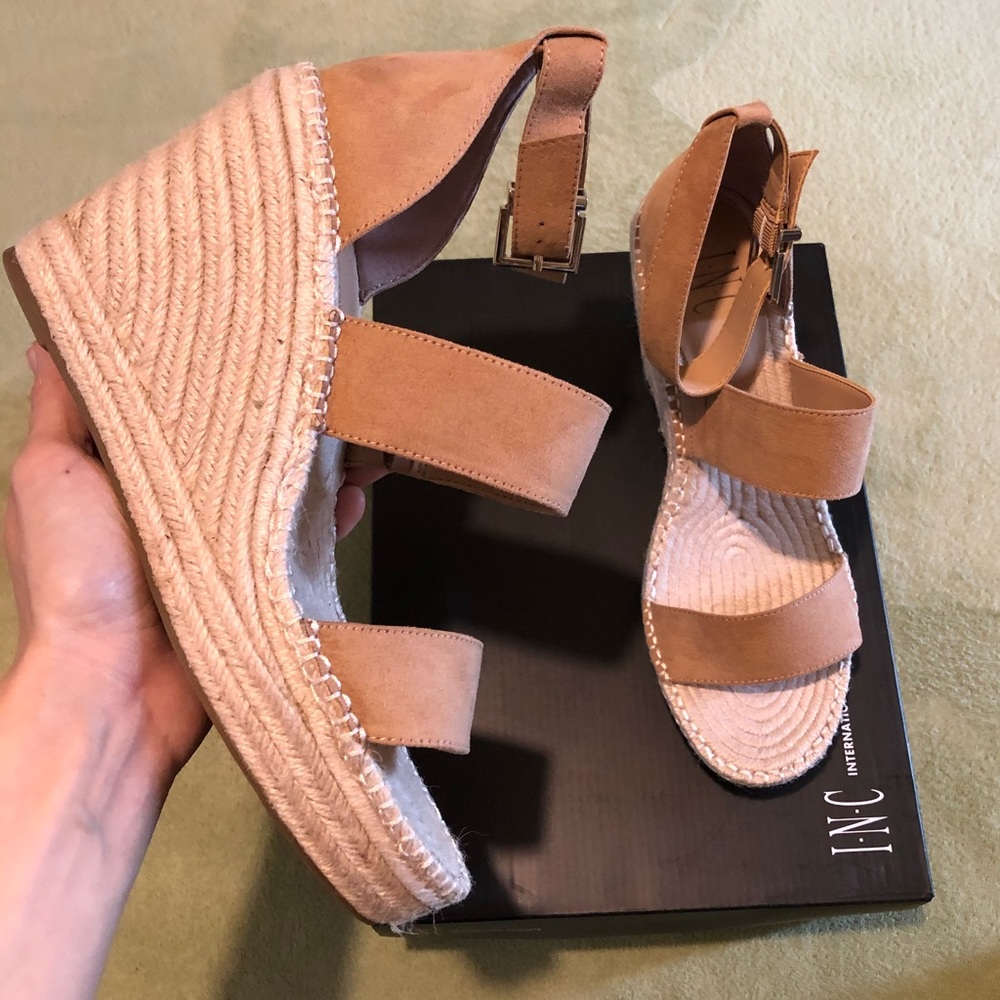 ❌SOLD❌INC Catiana wedges sandals suede camel